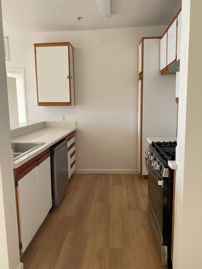 409 kitchen - Manhattan Regency
