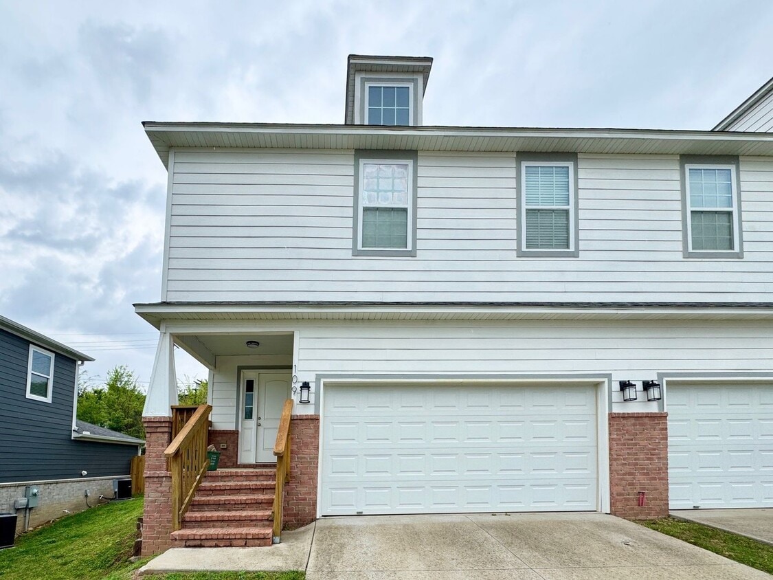 New 2 bedroom duplex, 2 car garage, quiet neighborhood, all appliances - New 2 bedroom duplex, 2 car garage, quiet neighborhood, all appliances