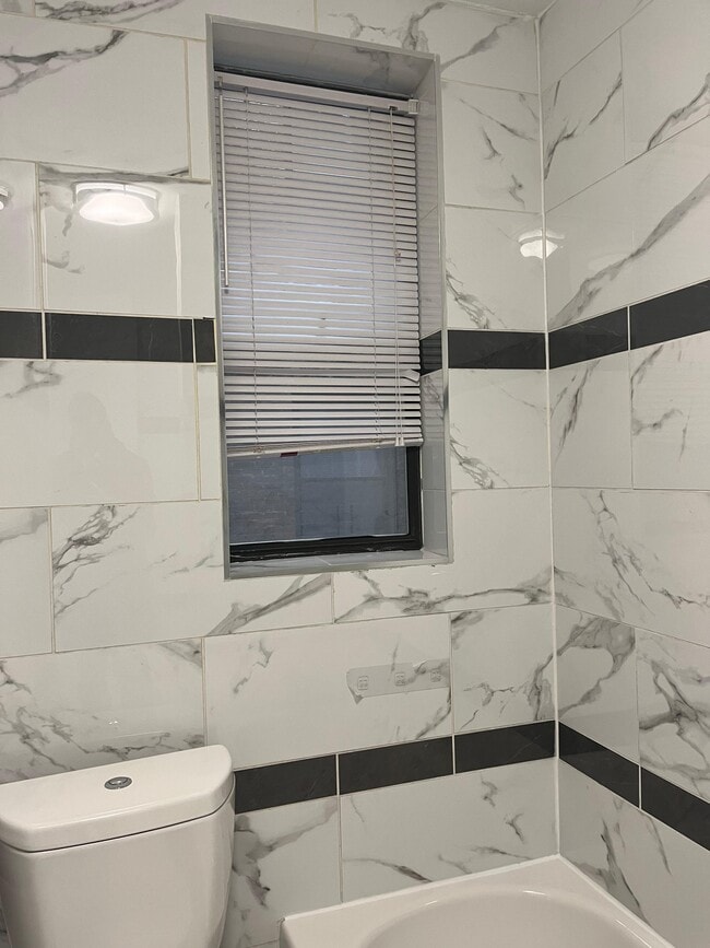 Building Photo - 412 54th St