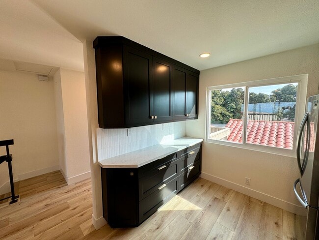 Building Photo - Stunning 2B/2.5BA Townhome in Carlsbad w/ ...