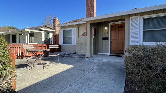 Building Photo - 1210 Santa Paula Ave
