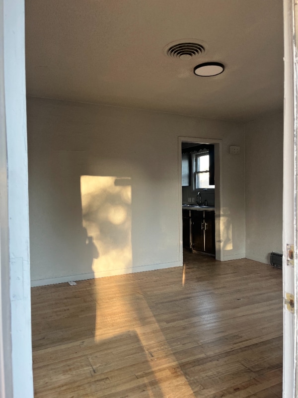 Building Photo - 510 N Queens Ave