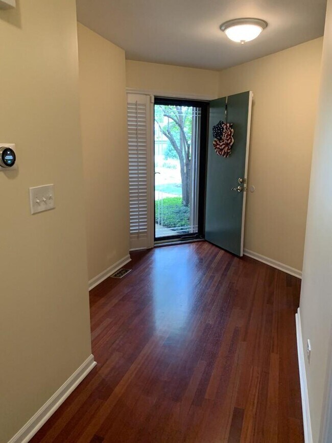Foto del edificio - 946 N Shoreline Rd