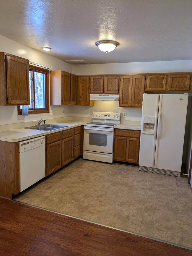 Kitchen - 11337 Ford Road