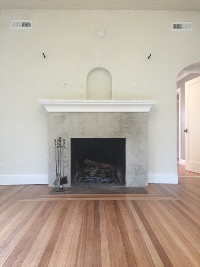 Expansive living room with open fireplace - 527 Monroe St
