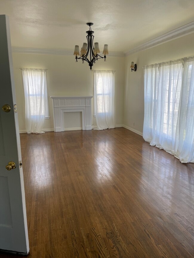 sala de estar - 5906 San Vicente Blvd