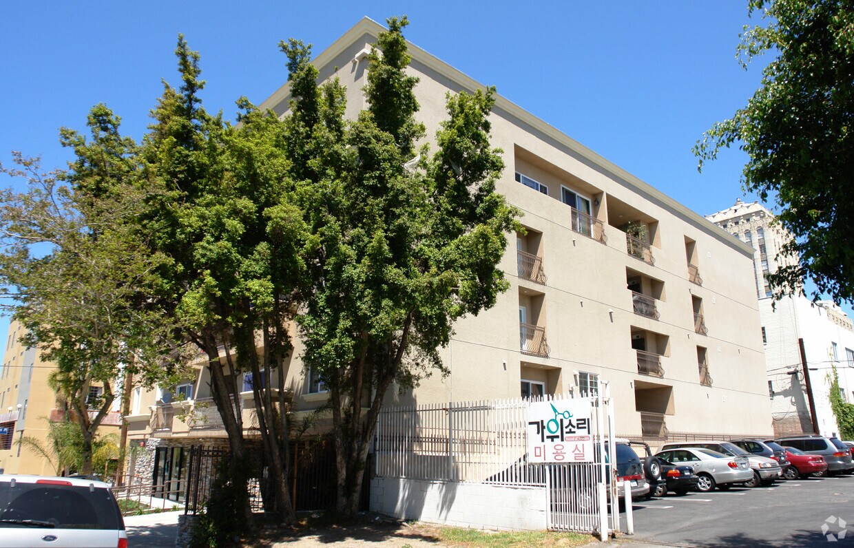 Building Photo - 662 S St Andrews Pl