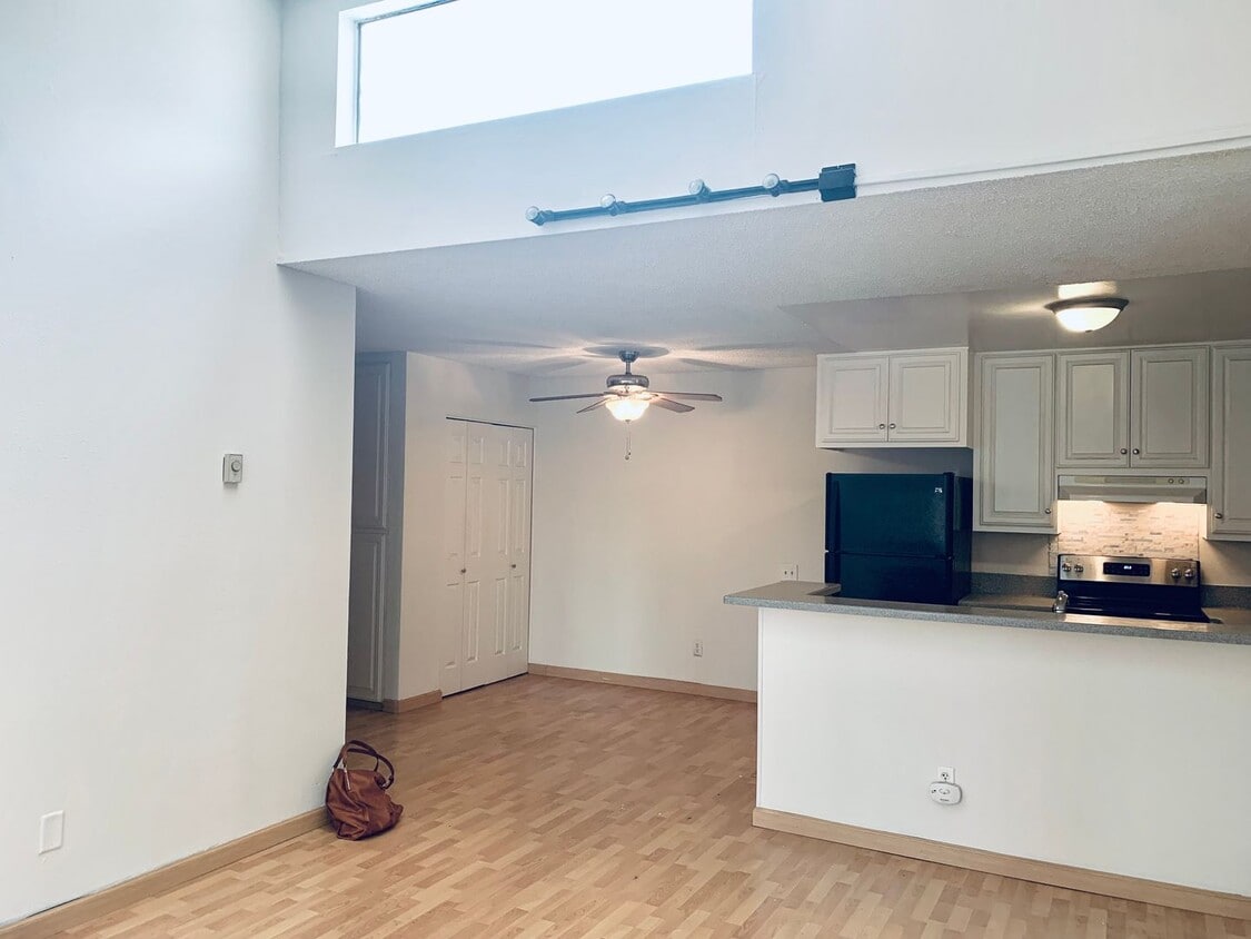 Foto del edificio - 2 bedroom, 1 bath, upper level unit