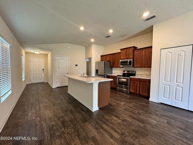 Foto del edificio - 8130 Meadow Walk Ln