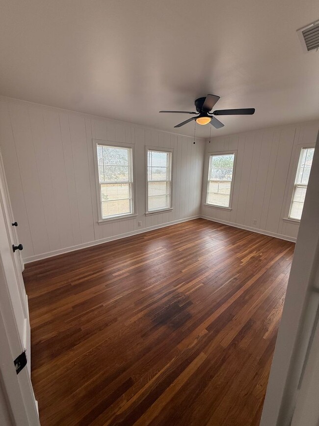 Building Photo - Country-Side Chic: Fully Renovated 3-Bed, ...