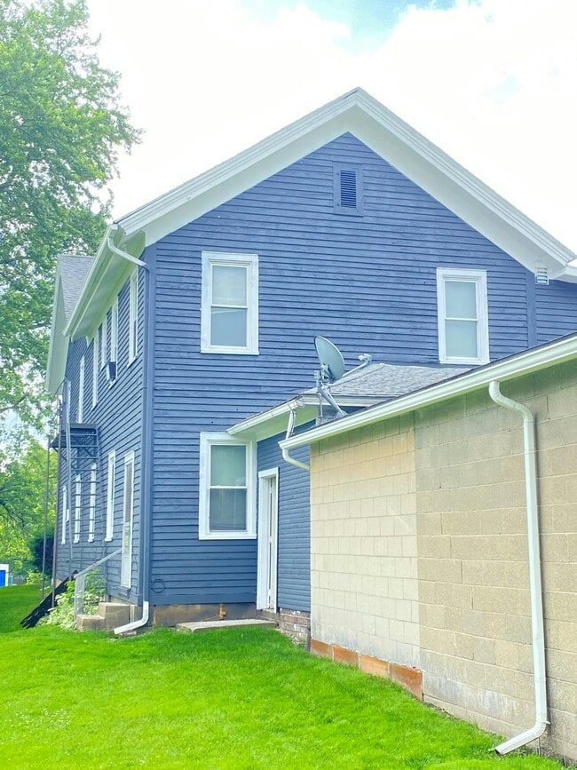 Building Photo - 509 Prospect Ave S