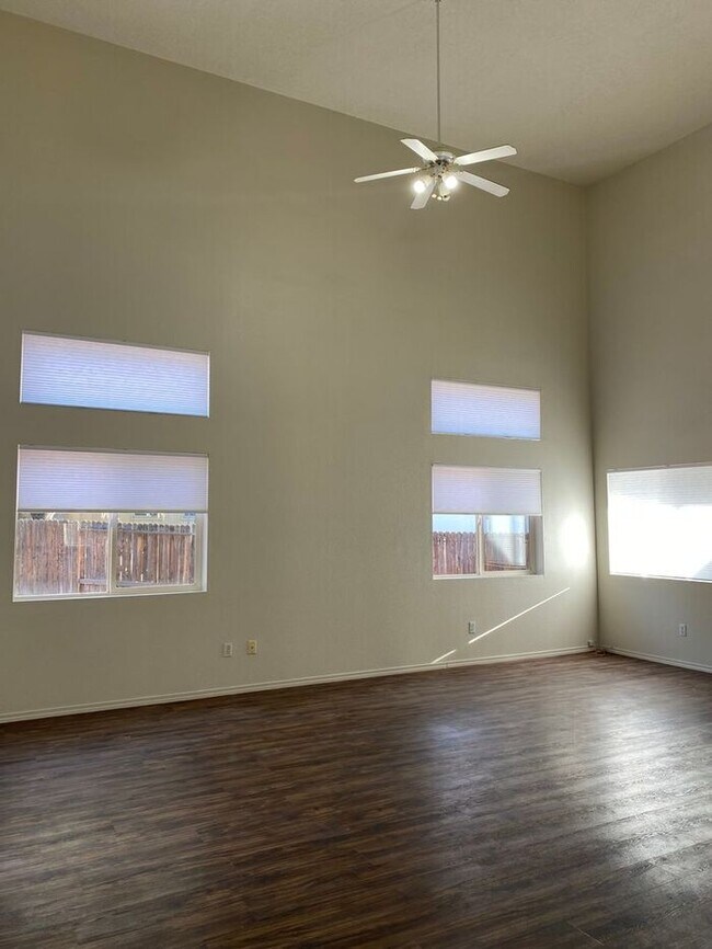 Building Photo - 2 Story 4BR - NE Abq Home - Master Downstairs