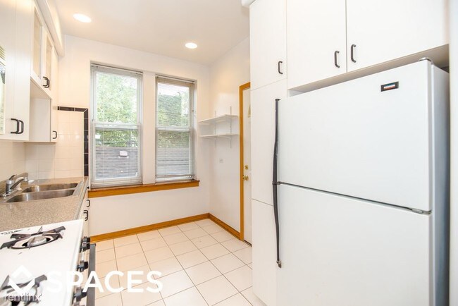 Building Photo - 642 W Buckingham Pl