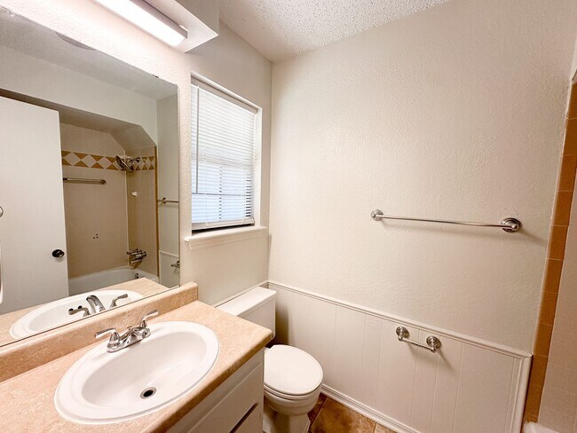Building Photo - MOVE IN READY! 3 BED/2 BATH in Edmond