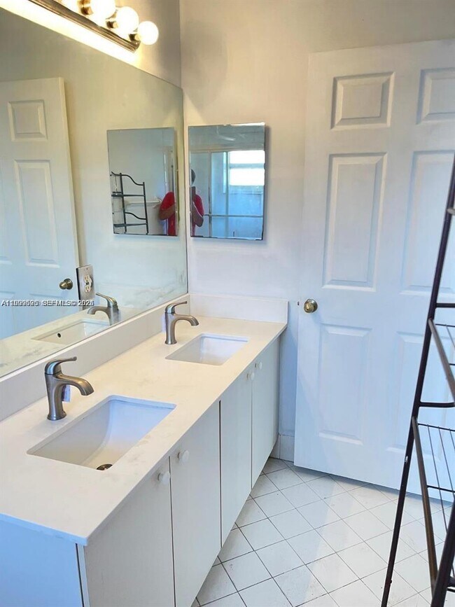 Foto del edificio - 8784 SW 213th Ln