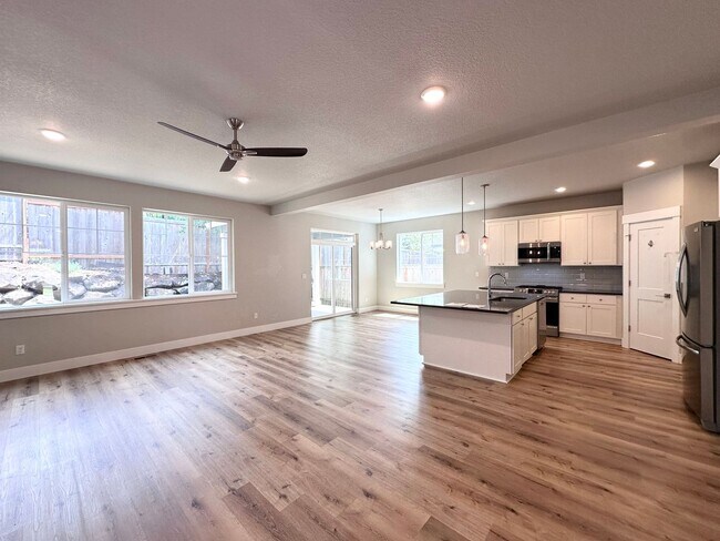 Foto del edificio - Beautiful Home in Desirable Monterey Estates – Happy Valley