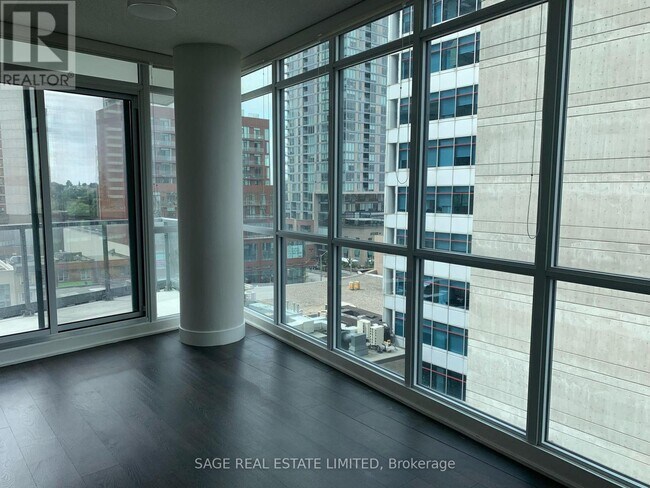 Photo du bâtiment - 30 Roehampton Ave