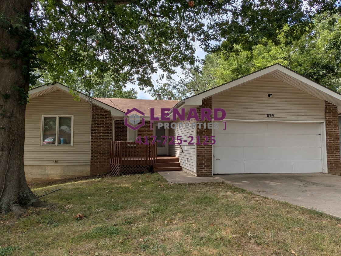 Foto principal - Large 4 Bedroom Home