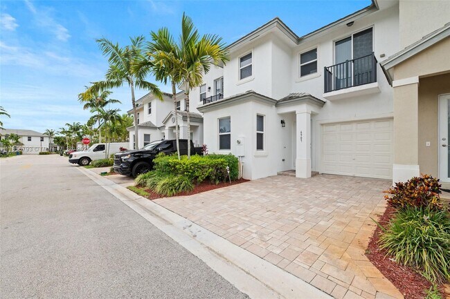 Foto del edificio - 6907 Pines Cir