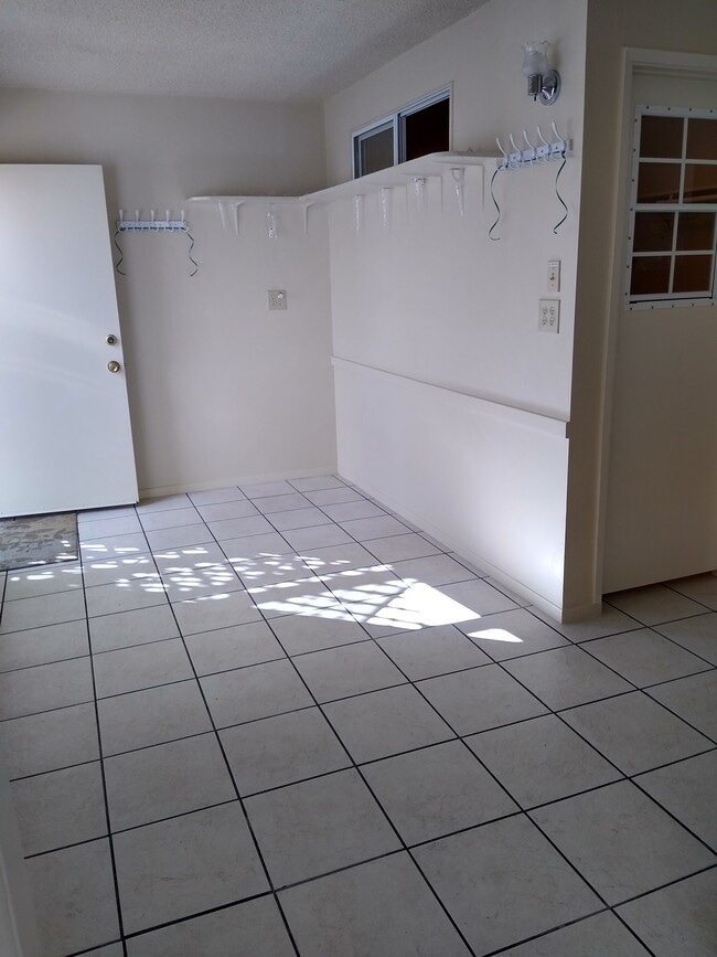 Precioso salón soleado - 1843 E Palmyra Ave