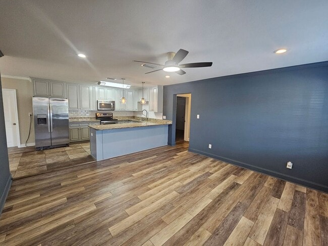 Building Photo - Exquisite 4Bed/2Ba Home in The Cove! *1/2 Off Security Deposit for Active-Duty Military!!*