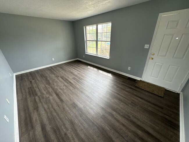 Building Photo - 144 Bigwood Ct