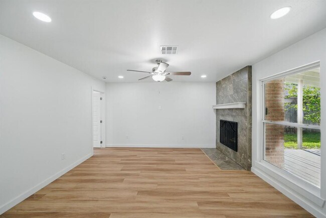 Building Photo - 9711 Derrik Dr