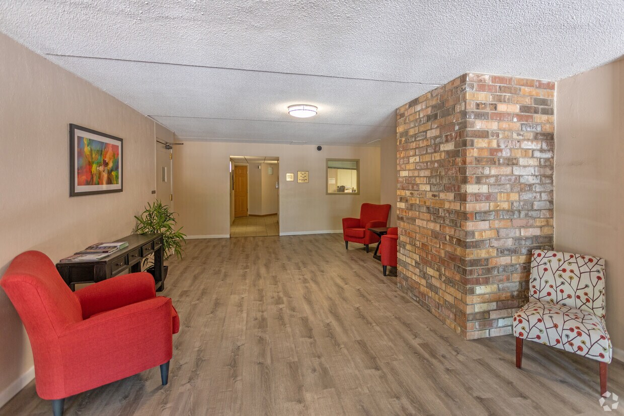 Rosewood West Apartments in Hopkins, MN