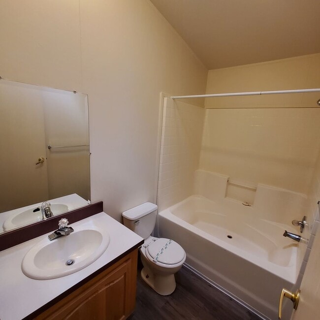 Building Photo - Pet Friendly 3bed : 2bath home w/ Garage &...