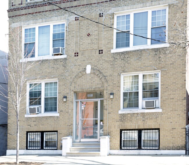 Building Photo - 833 E 227th