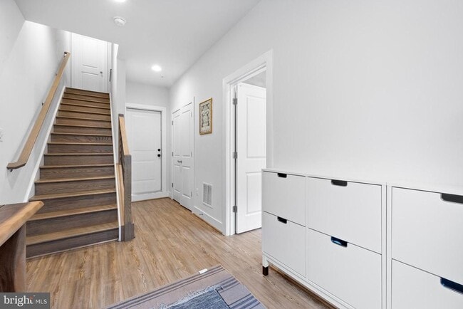 Foto del edificio - 5056 Oakmoore Dr
