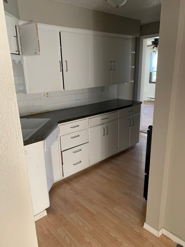 Kitchen - 717 Summit St