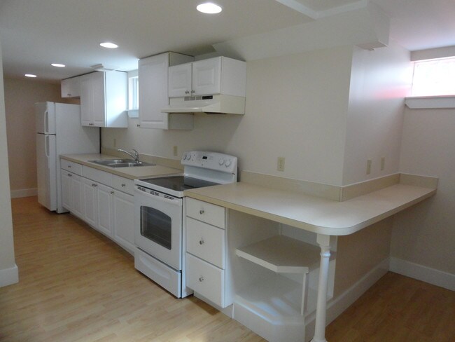 Kitchen and Breakfast Bar - 945 W Cross St