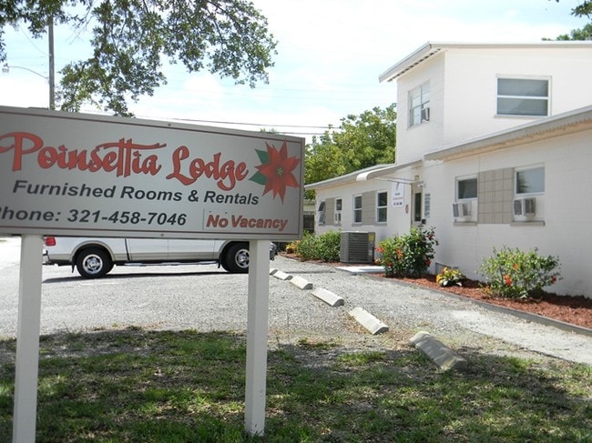 Building Photo - Poinsettia Lodge