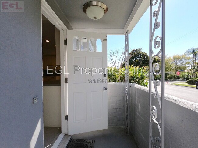 Foto del edificio - 10749 Wellworth Ave