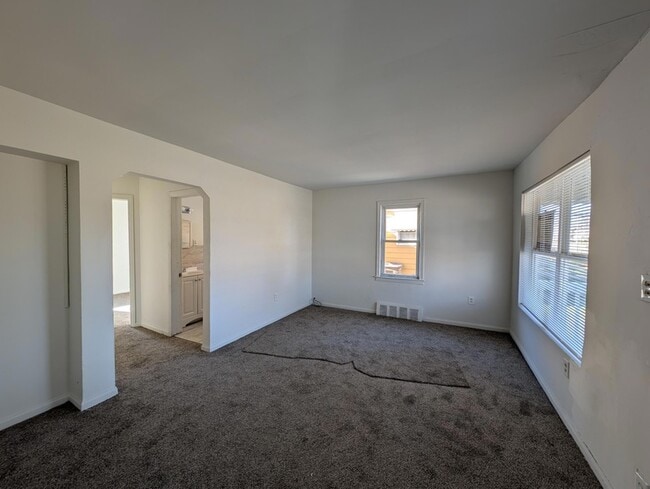 Building Photo - 305 South