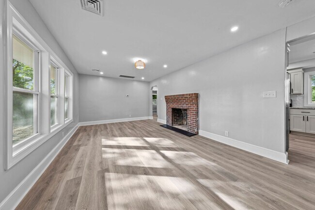Building Photo - Remodeled 3BR/2BA House in the Heart of Gr...