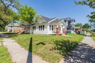 Building Photo - 310 W James Ave