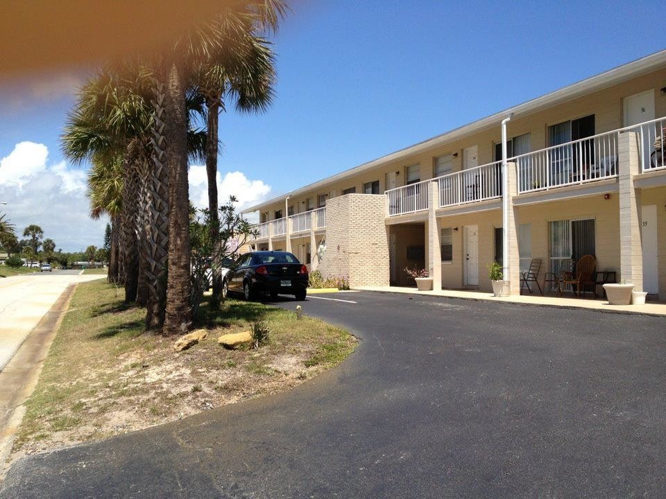 Primary Photo - 2405 N Oleander Ave