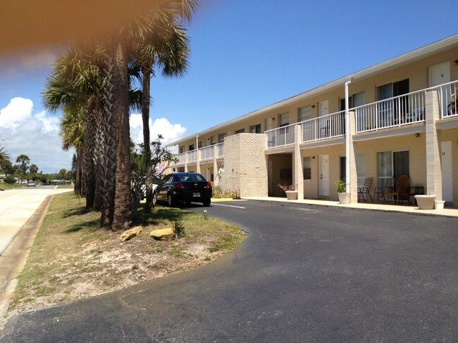 Building Photo - 2411-2417 N Oleander Ave