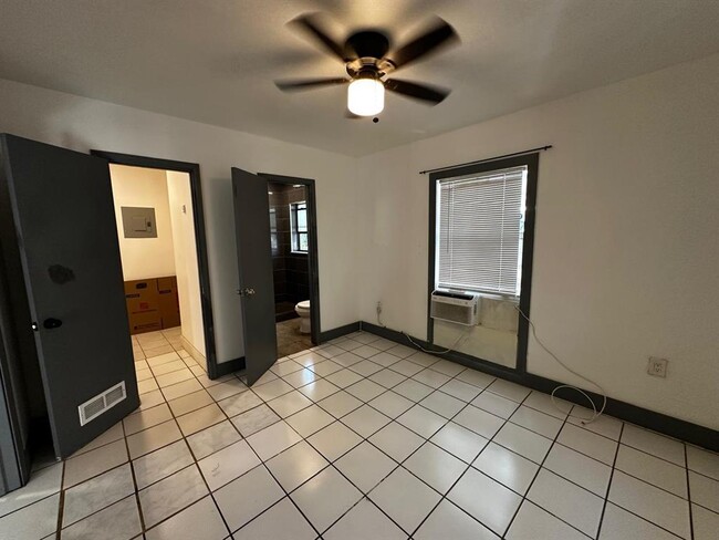 Building Photo - 1418 SW 27th St