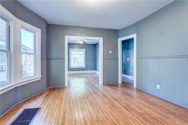 Foto del edificio - 223-225-225 Rosewood Terrace