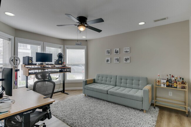 Building Photo - 4815 Lake Dr