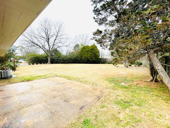 Building Photo - ** 3 bed 2 bath located by Frazer church *...