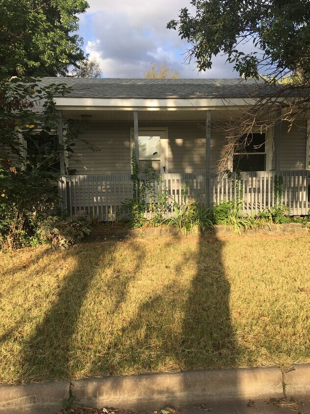 Foto principal - $795 - 2 bed 1 bath - Single Family Home