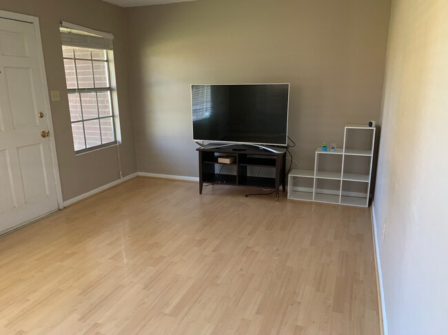 Building Photo - 301 Brookwood Cir