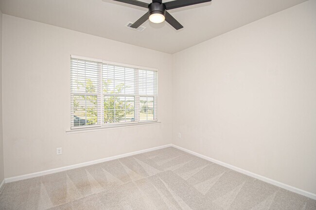 Foto del edificio - (Coming Soon, June 1st) Luxury 1.5 Story w...