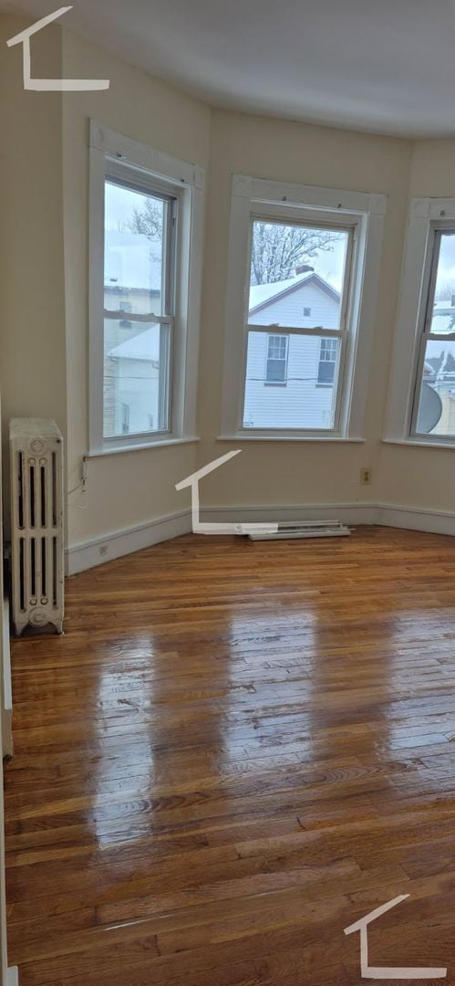 Foto del edificio - Great value! 4-bed, 1-bath in Brighton; No Broker Fee!