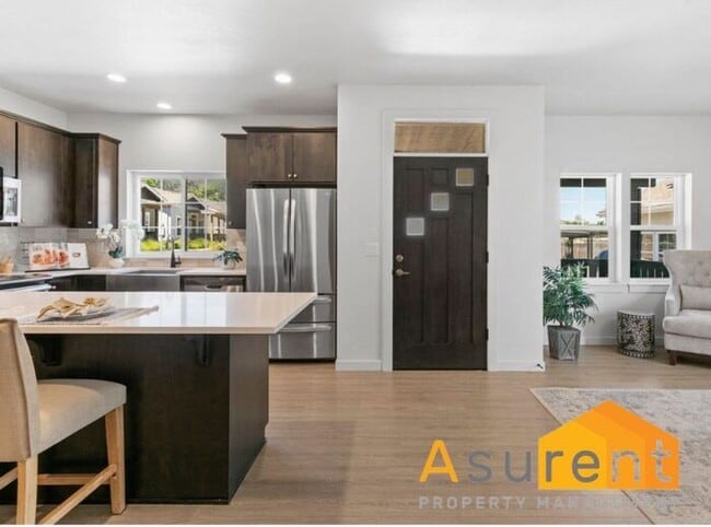 Building Photo - Newer Ashland Home Coming Available Soon!