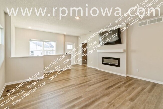 Building Photo - CHARMING HOME!!  3 Bedroom, 2.5 Bathroom H...